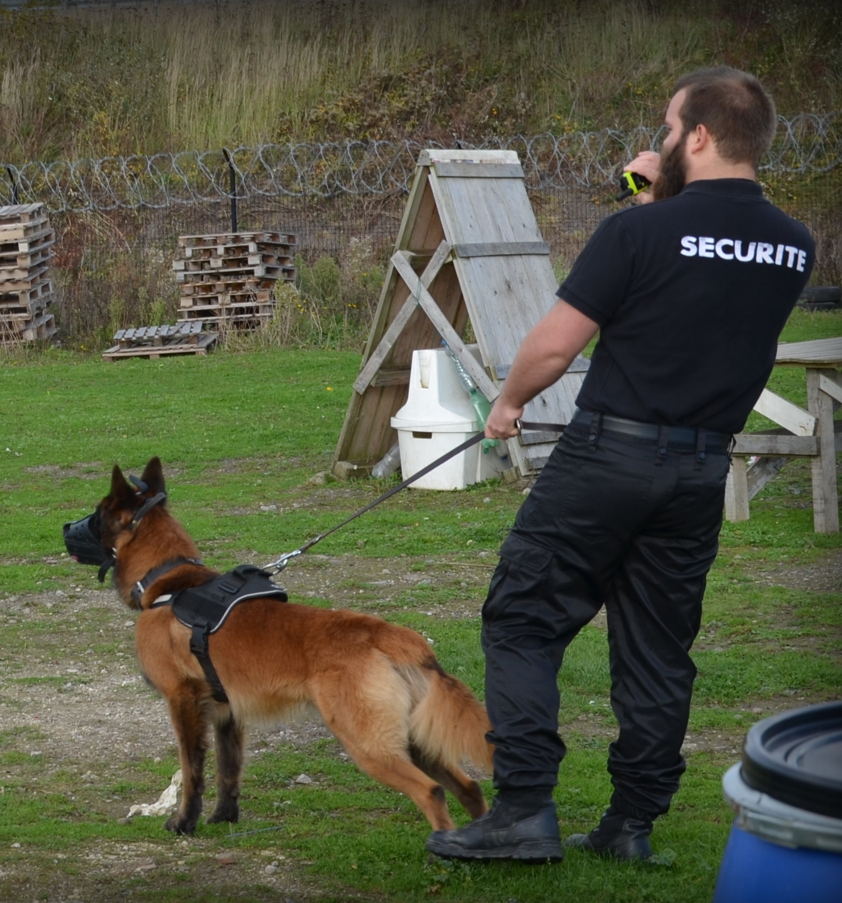 Agence cynophile maître-chien agent de sécurité